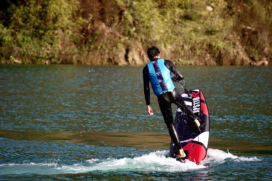 Jet surfboard vs. paddleboard vs. jet ski: Which water equipment is more suitable for you?