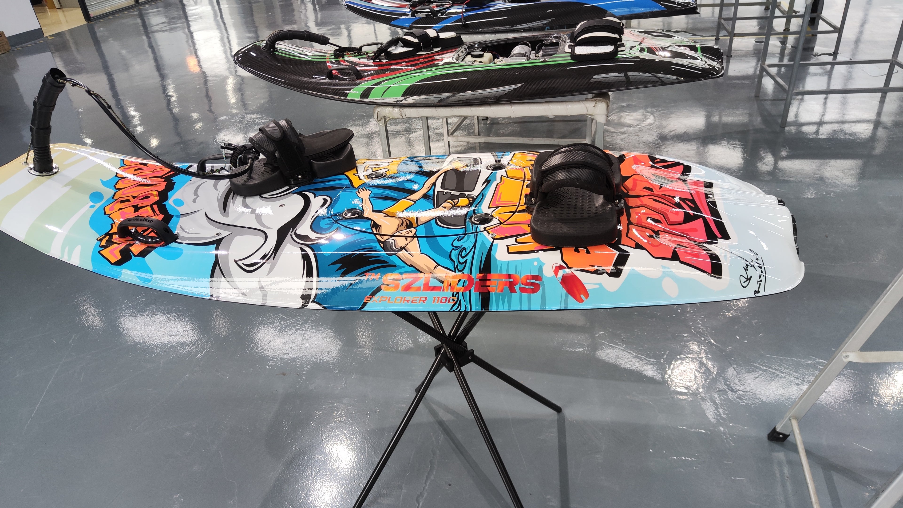 Gasoline-powered carbon fiber surfboards  EFI 110cc